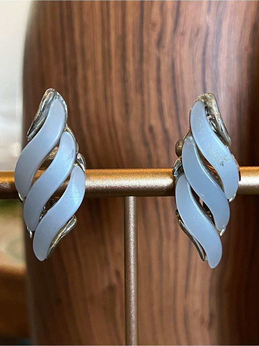 Vtg Claudette Elegant Gray Twisted Wing Leaf Wave Clip-On Earrings Thermoset